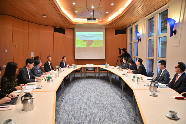 네덜란드 수자원기관협회 본사를 방문한 김태흠 충남지사