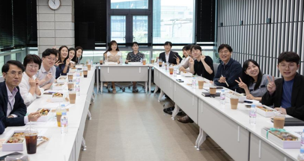 지난 5월 23일 정부세종청사 6동 회의실에서 김형렬 청장과 행복청 혁신 어벤져스 플러스 직원 등 20명이 참석하여 브라운백 미팅을 진행하고 있다