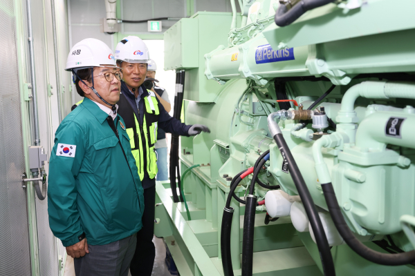 19일 경기 김포발전본부에서 ‘여름철 전력 수급 안정 대책 화상회의’ 진행. 사진은 박형덕 사장(왼쪽)이 발전설비를 점검하는 모습