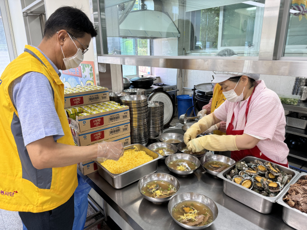 급식 배식 봉사활동을 하고 있는 국가철도공단 이창현 호남본부장(왼쪽)