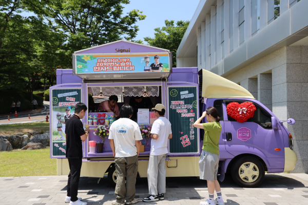 국제스포츠학부 노승희 선수, 한국여자오픈 골프대회 우승 기념 500인분 커피 선물 모습