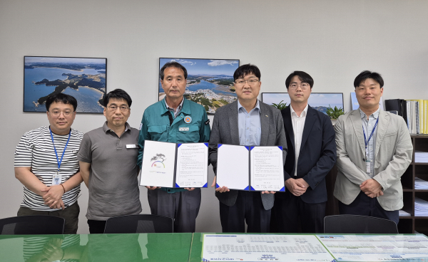 지난 19일, 태안군과 ‘정보보안 및 개인정보보호 강화를 위한 업무협약’을 맺었다. 사진은 조현 서부발전 정보보안실장(오른쪽 세 번째)과 조한각 태안군 행정안전실장(네 번째) 등 협약 관계자들이 기념촬영하는 모습