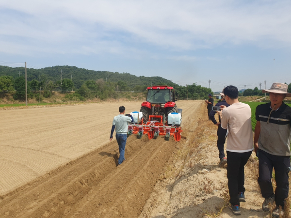 ‘논콩 기계화 파종 연시회’ 개최 모습