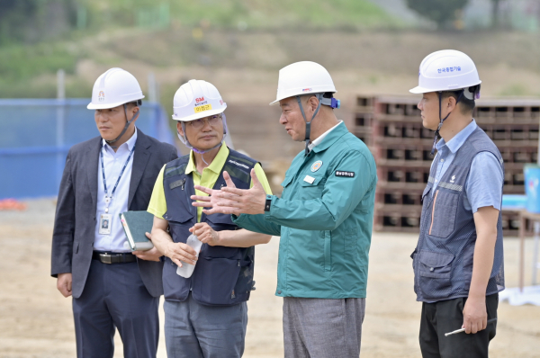 최원철 공주시장, 우기 대비 대규모 공사현장 집중점검 모습