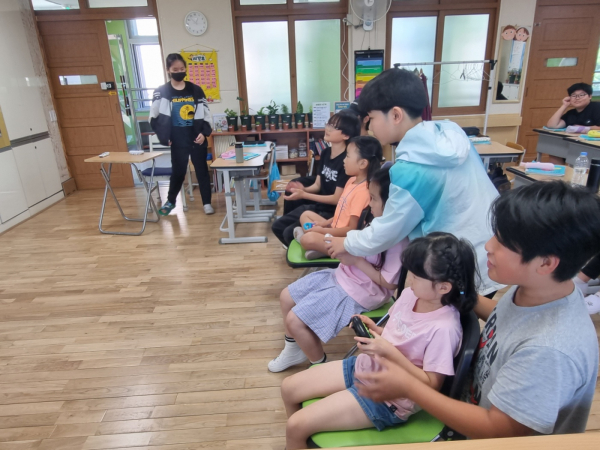연남초 학생들이 e-스포츠 체험을 하는 모습