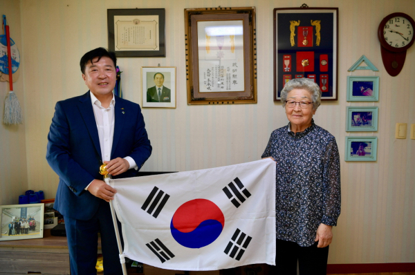 최재구 군수 유공자 유족 위문 모습