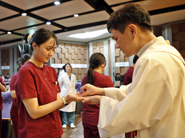 대전성모병원, 입사 1년 간호사 ‘손축복식’ 진행 모습