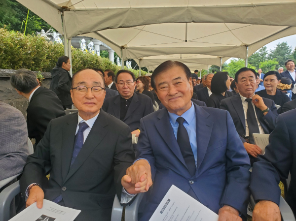 김종필 전 총리 추도제에서 심대평 전 충남지사(왼쪽)와 강창희 전 국회의장이 손을 맞잡고 있다.