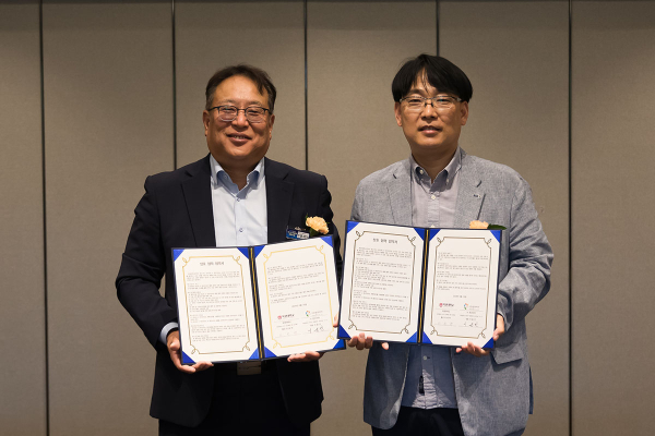 신열 목원대 대외협력부총장(왼쪽)이 이종진 ㈜판코리아 대표와 지역 정주형 인재 양성을 위한 업무협약을 체결하며 기념촬영