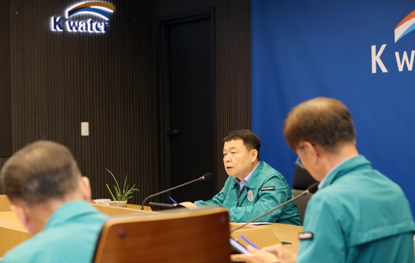 24일 대전 본사 K-water 재난안전상황실에서 ‘전사 재난대책 점검회의’를 주재 하고 있는 윤석대 한국수자원 공사