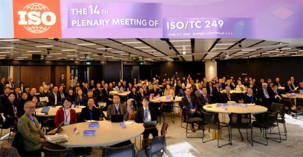 ISO/TC249 개막 총회 참석자. (앞 테이블 왼쪽부터) 한국대표 경희대 김용석 교수(HoD), 한의학연 최선미 책임연구원