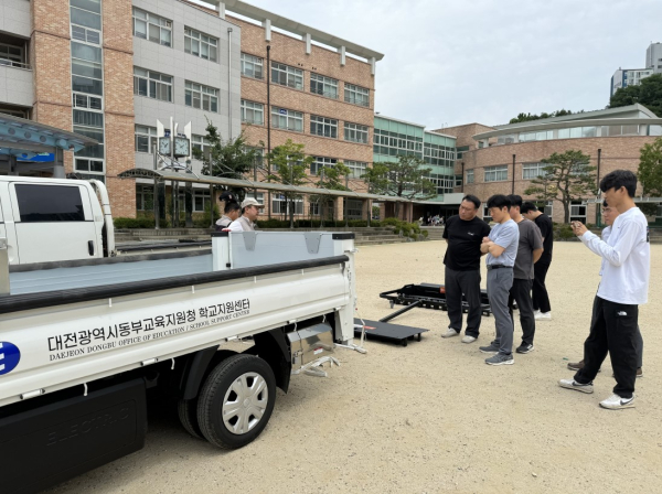 학교 시설관리 업무 본격 지원 (운동장관리 사진)