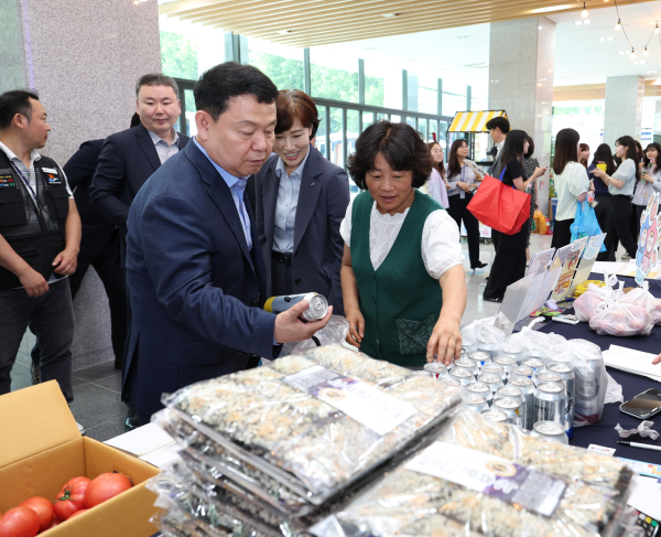 25일 대전시 대덕구 본사에서 댐 주변지역 주민과 함께하는 ‘K-water 이음 장날’을 개최했다.(윤석대 한국수자원공사 사장(사진 가운데 왼쪽)이 댐 주변지역 주민이 생산한 제품을 살펴보고 있다.)