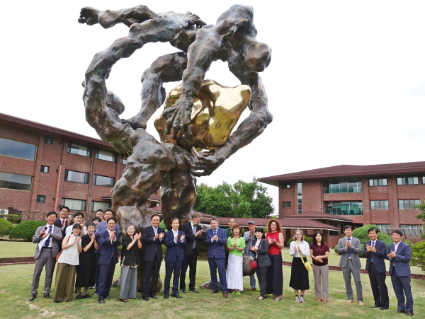 골프존뉴딘그룹 김영찬 회장이 카이스트(KAIST)에 폴란드 작가 토마스 코슐레가의 작품 ‘HOPE’를 기증했다.