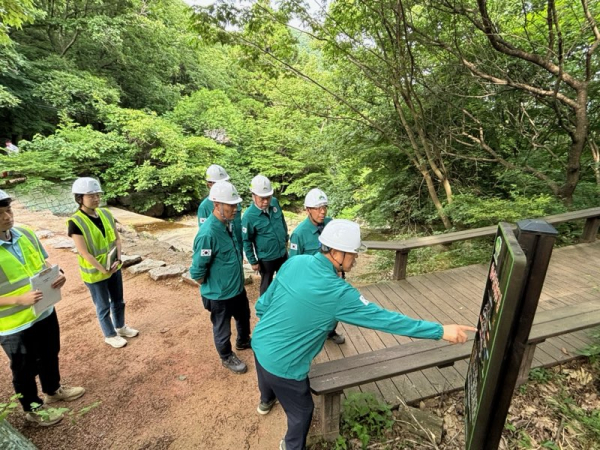26일 남태헌(가운데) 한국산림복지진흥원장이 숲체원 및 협력업체 직원들과 시설 내 풍수해 발생 우려 구간을 점검하고 있다.