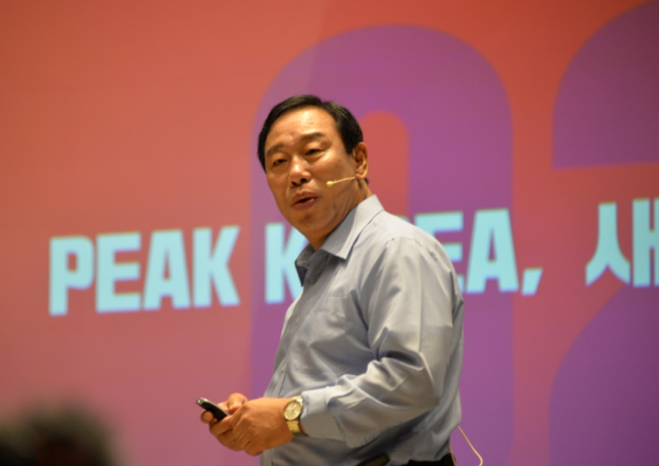 브리핑 하는 최민호 세종시장