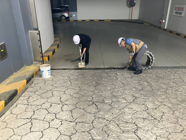 배수펌프 작동상태 점검하는 모습 사진