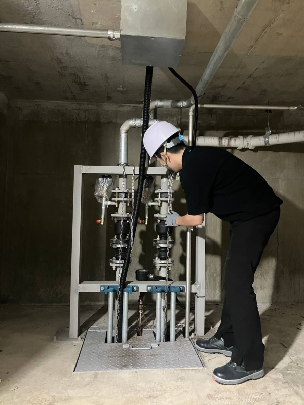 배수로 내 퇴적물 제거하는 모습 사진