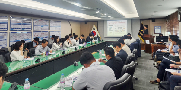 관계자들이 26일 공단 수도권본부 상황실에서 부동산신탁회사 대상으로 ‘찾아가는 국유재산 활용 설명회’를 개최하고 있다.