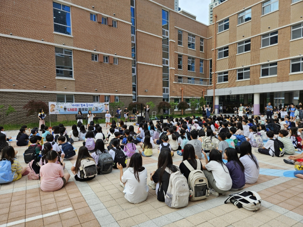 나성초 학생들이 ‘등굣길 교내 공연’에 참여하며, 즐거운 시간을 보내고 있다.