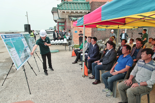 강도형 해양수산부 장관 용무치 어촌뉴딜300사업 공사 현장 방문 모습