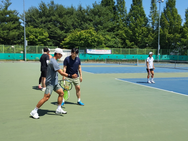 세종고향사랑기부 이색 답례품 '테니스 레슨' 모습