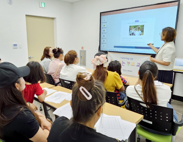 지난 20일 안면도서관 소모임실에서 진행된 ‘다문화가족 찾아가는 부모교육’ 모습.