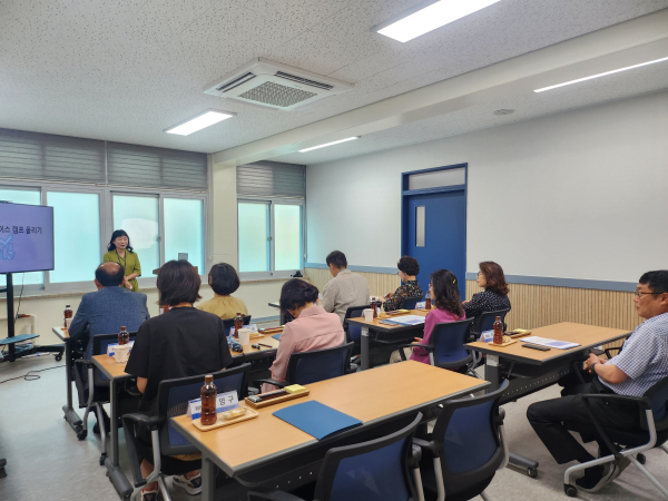 학교폭력대책심의위원회 및 지역교권보호위원회 소위원장을 대상으로 청렴 및 역량강화 연수 진행 모습