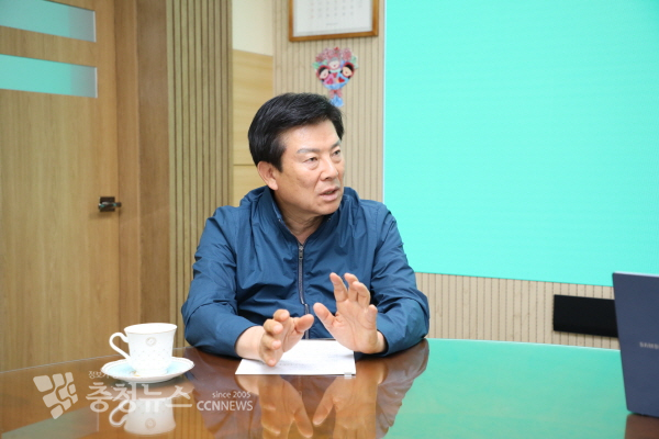 박범인 군수는 인터뷰 예정 시간을 훌쩍 넘기며 다락원 탄생 배경을 설명했다.