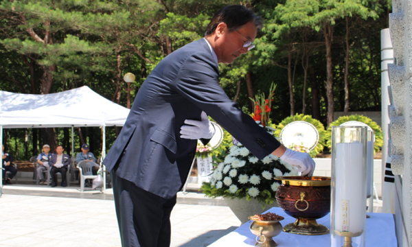 한국도로공사 박종건 부사장 헌화와 분향 사진​