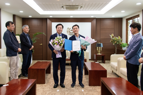 이승찬 회장 특임교수 위촉장 전달식 모습