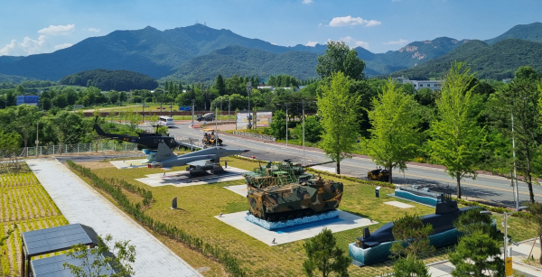 왼쪽부터 육군 UH-1H헬기, 공군 F-5E전투기, 육군 K2흑표 전차, 해병대 상륙돌격장갑차, 해군 한국형 차세대 항공모함 모형, 잠수함(도산안창호함)모형