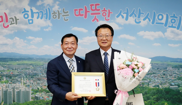 김용경 의원이 대한민국지방의정봉사상을 수상한 후 기념 촬영.(사진 왼쪽부터 김맹호 서산시의회 의장, 김용경 서산시의원)