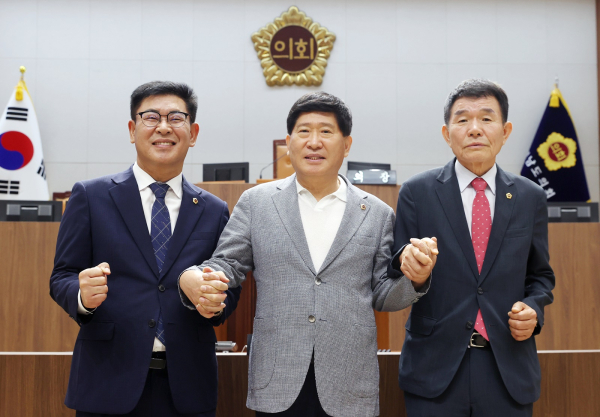 후반기 의장단(왼쪽부터 오인철 제2부의장, 홍성현 의장, 정광섭 제1부의장)