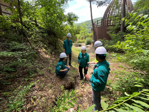 1일 남태헌(가운데) 한국산림복지진흥원장이 대전숲체원 및 협력업체 직원들과 숙소동 주변 공사 예정 구역을 점검하고 있다