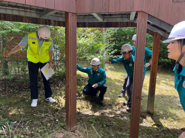 1일 남태헌(왼쪽 두 번째) 한국산림복지진흥원장이 대전숲체원 및 협력업체 직원들과 덱 로드 기초부의 구조적 변형 이상 유무를 점검하고 있다.