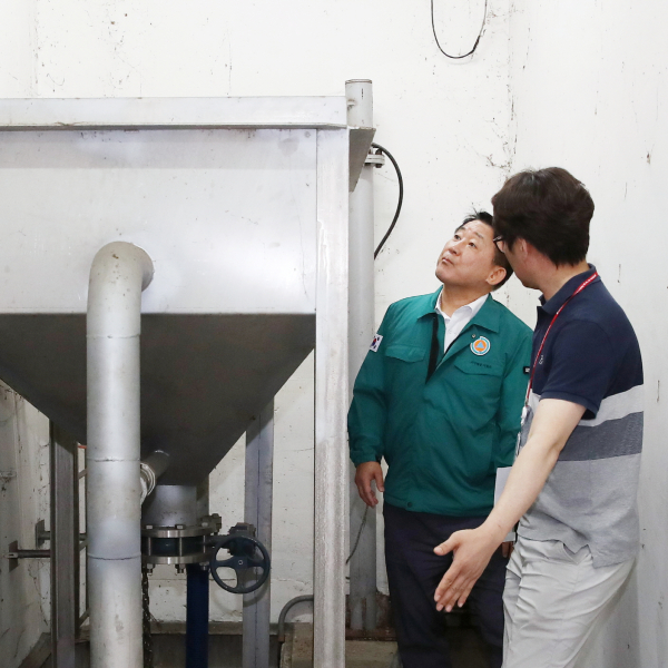 서철모 서구청장이 지난해 침수 피해 지역의 배수‧펌프 시설을 점검하고 있다