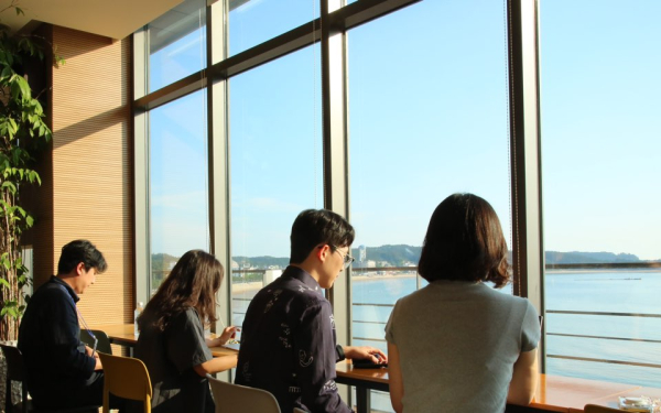 워케이션을 즐기는 직장인들