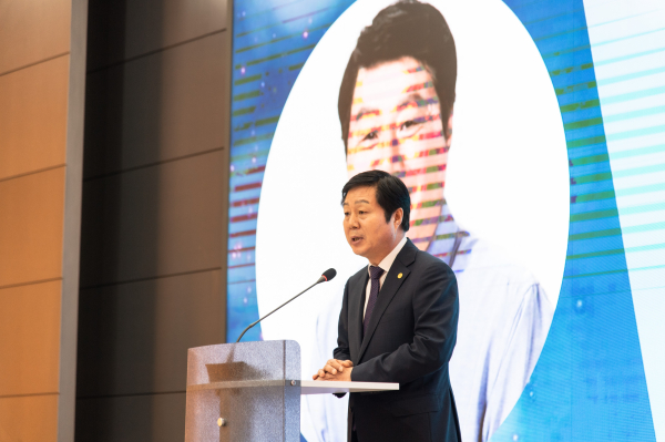 축사하는 김정겸 총장