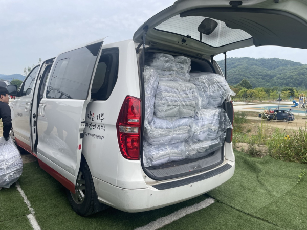 다시보다 사회적협동조합에서 YWCA를 통해 미혼모 가정에게 물품을 전달했다.