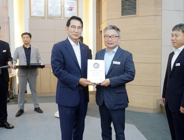 3일 시청 대회의실에서 열린 시정공유의 날에서 이완섭 서산시장이 상반기 우수과제를 추진한 부서를 시상했다.
