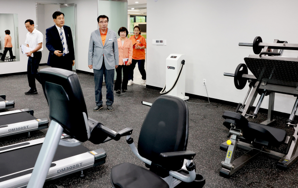 청소농공단지 근로자복지센터 내부를 둘러보고 있는 김동일 시장