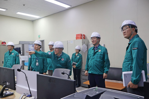 성창훈 사장이 (우측에서 두 번째) ID본부에서 ‘재난대비 CEO 현장점검’을 실시하고 있다.