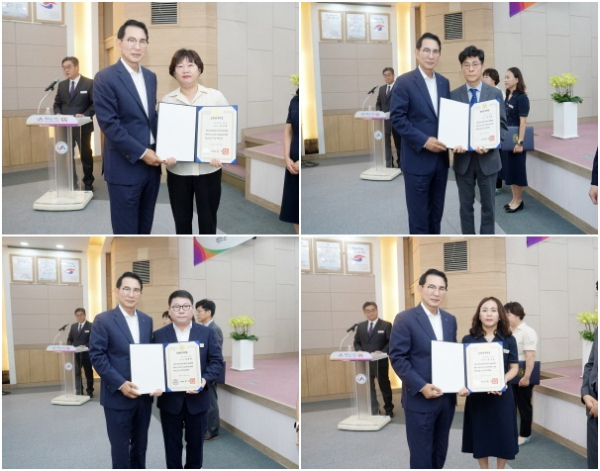 '시정공유의 날’ 행사에서 정부 모범공무원으로 선정된 공무원에게 국무총리상 전달