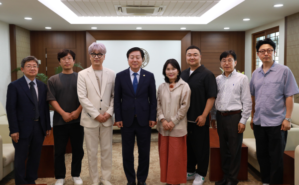 박찬걸 교수 외 작가 7인, 충남대에 예술작품 기부 기념사진