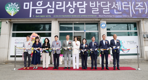 청년창업비즈니스센터 자립기업 개소식(사진상 가세로 군수 오른쪽(흰옷)이 유정민 대표)