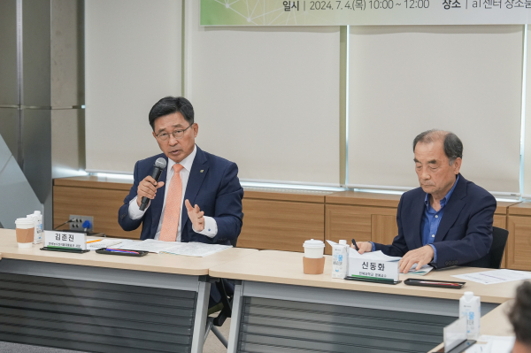 그린바이오산업 발전 좌담회 현장사진 * 한국농수산식품유통공사 김춘진 사장(좌측)