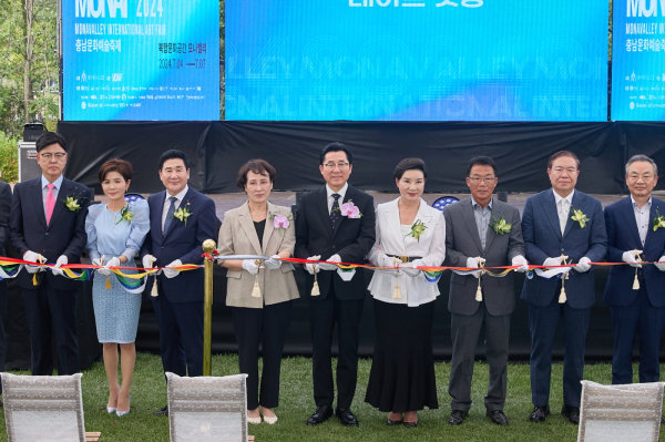 박경귀 아산시장, ‘2024 모나밸리 국제아트페어’ 개막식 참석 기념사진
