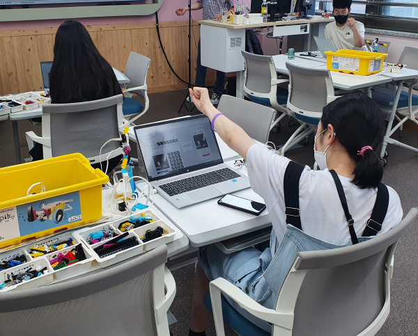 양지중 학생들이 데이터 분석, 컴퓨터 비전 로봇 제작 등 SW·AI 활용 교육을 받는 모습