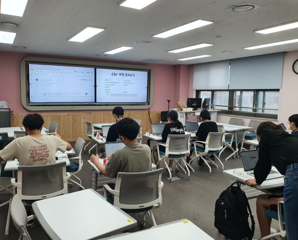 양지중 학생들이 데이터 분석, 컴퓨터 비전 로봇 제작 등 SW·AI 활용 교육을 받는 모습